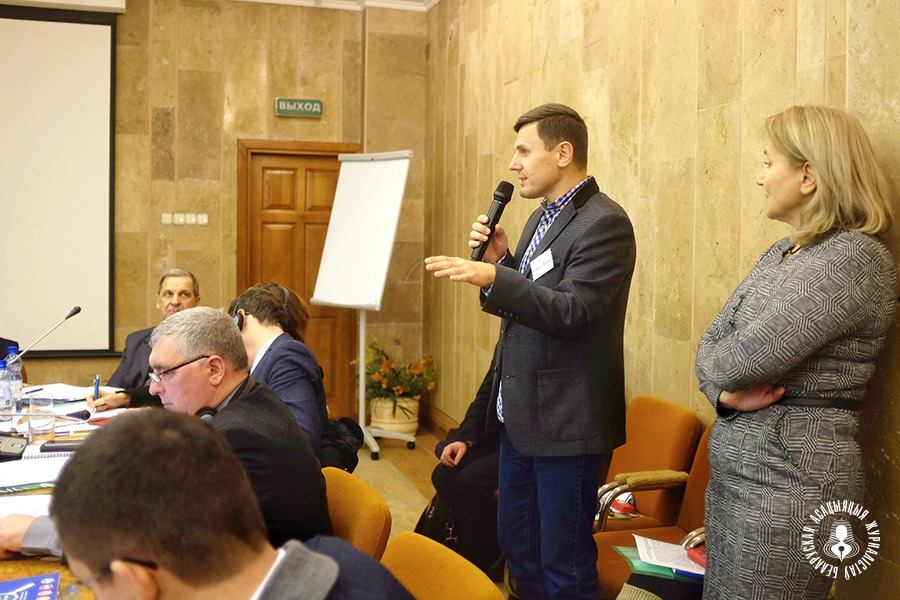 Alexander Burakou speaks during a freelance journalism conference